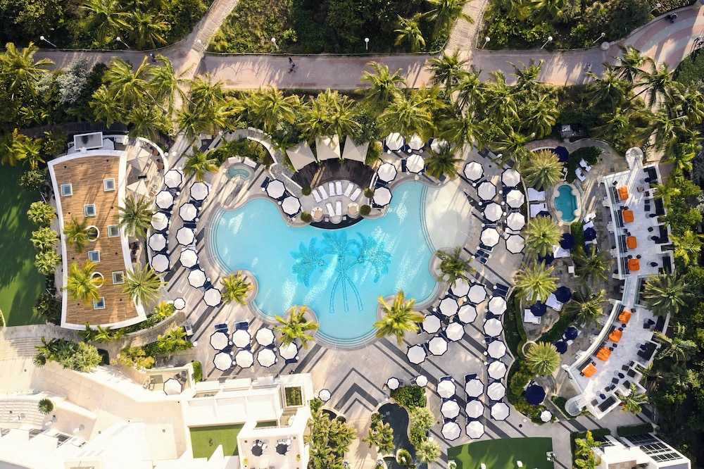 Loews Miami Beach Hotel – South Beach — Swimming pool in Miami, Florida