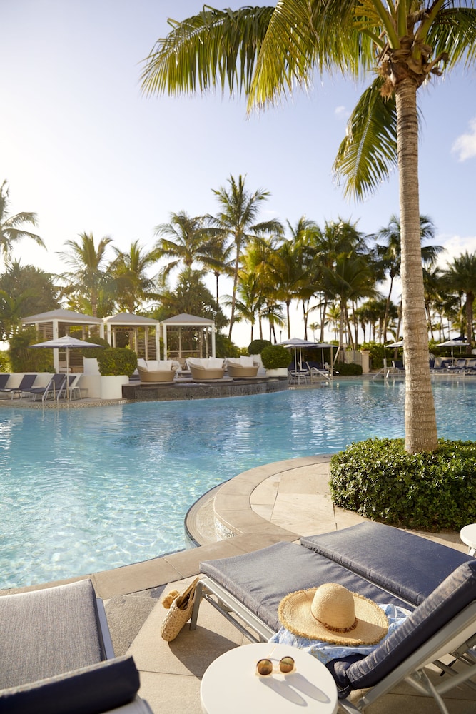 Loews Miami Beach Hotel – South Beach — Swimming pool in Miami, Florida