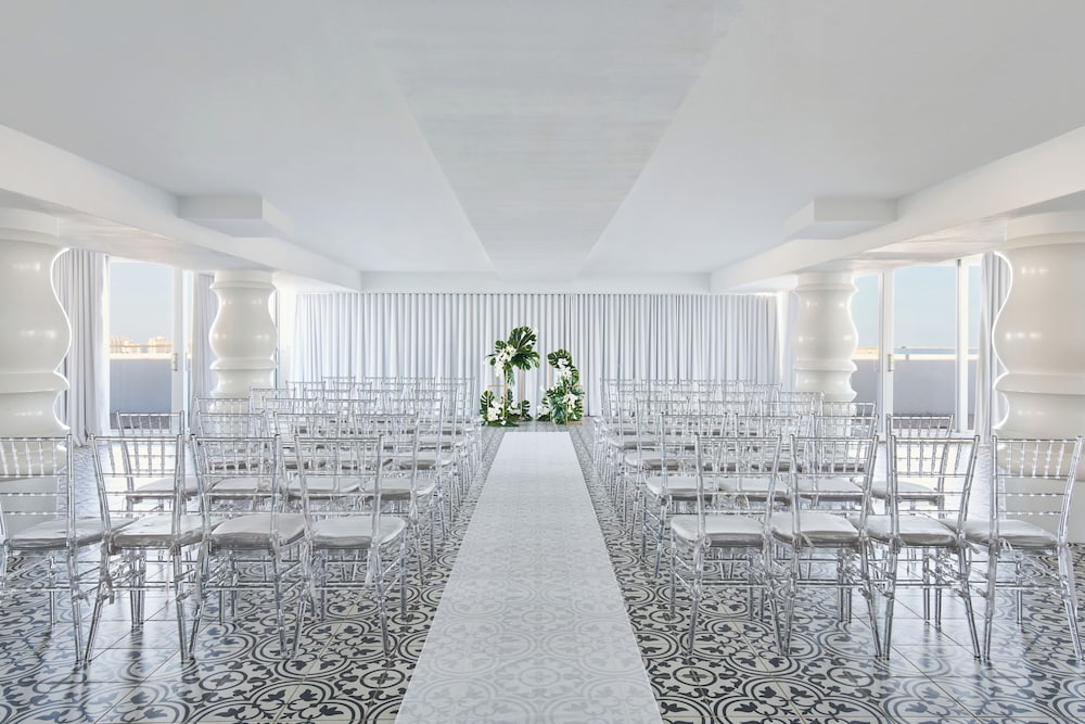 Mondrian South Beach — Hotel building in Miami, Florida