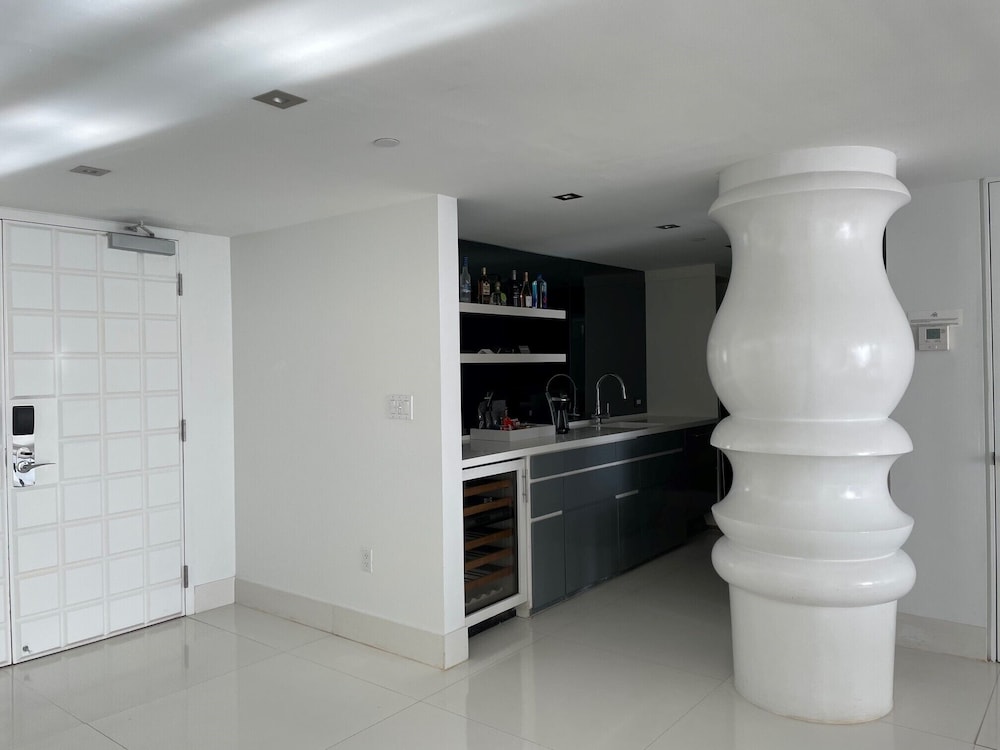 Mondrian South Beach — Restaurant & bars in Miami, Florida