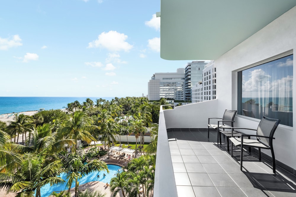 Hotel Riu Plaza Miami Beach — Swimming pool in Miami, Florida