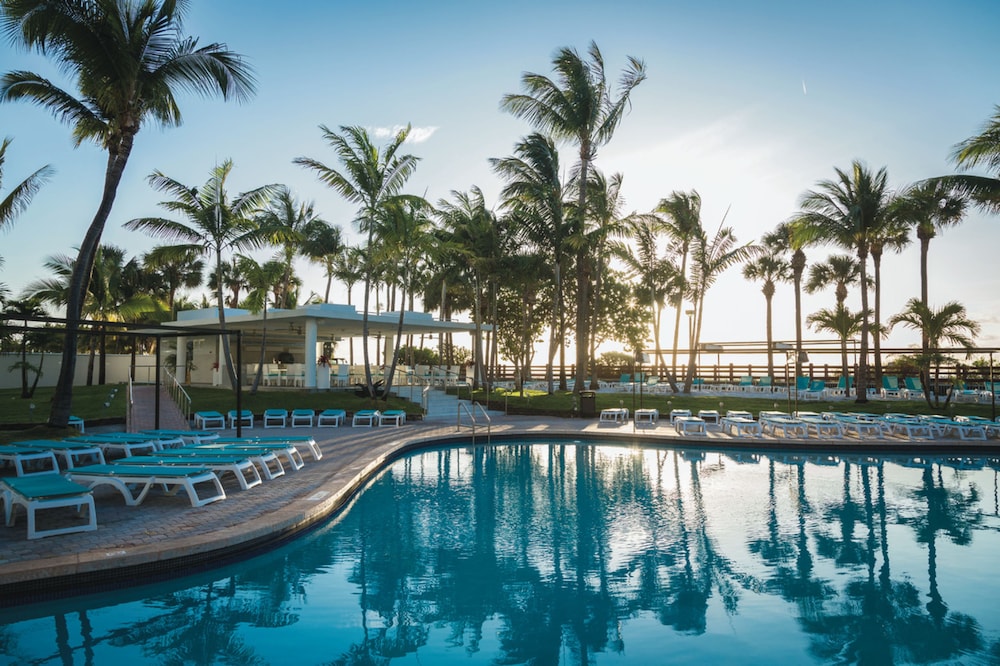 Hotel Riu Plaza Miami Beach — Swimming pool in Miami, Florida