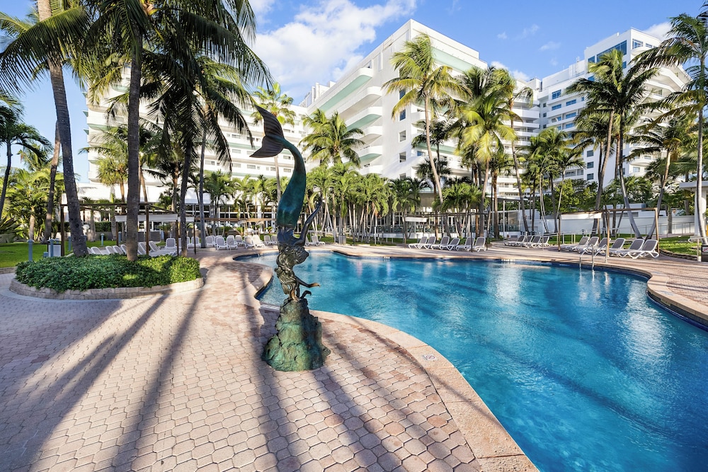 Hotel Riu Plaza Miami Beach — Swimming pool in Miami, Florida