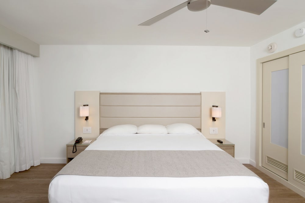 Hotel Riu Plaza Miami Beach — Hotel rooms in Miami, Florida