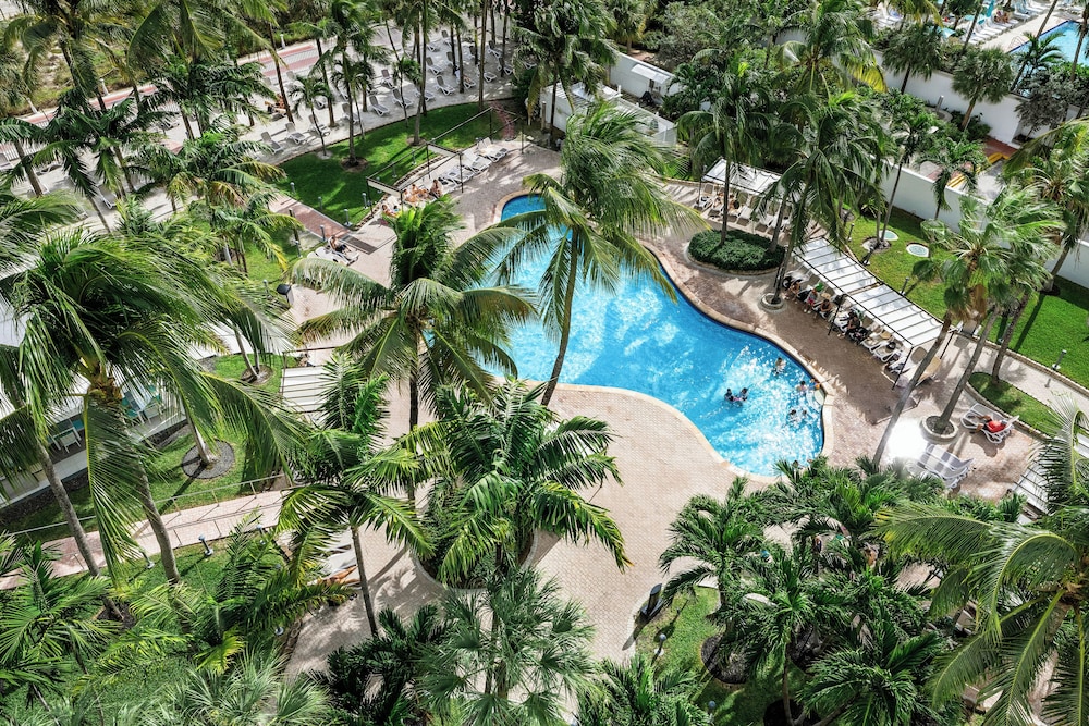 Hotel Riu Plaza Miami Beach — Swimming pool in Miami, Florida