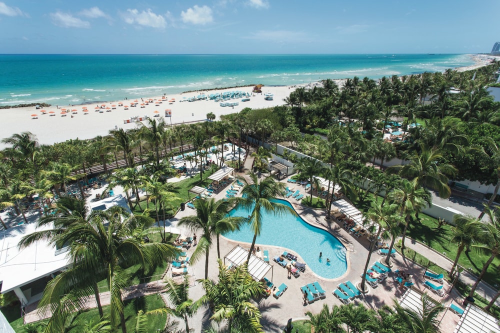 Hotel Riu Plaza Miami Beach — Swimming pool in Miami, Florida