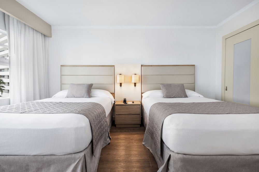 Hotel Riu Plaza Miami Beach — Hotel rooms in Miami, Florida