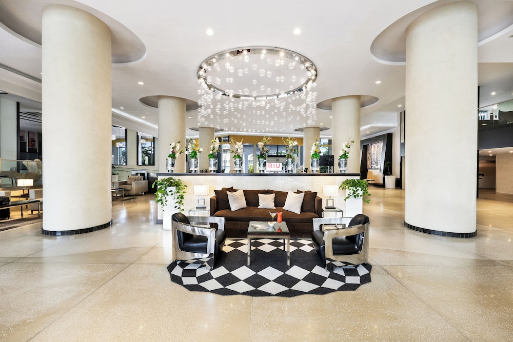 Hotel Riu Plaza Miami Beach — Hotel building in Miami, Florida
