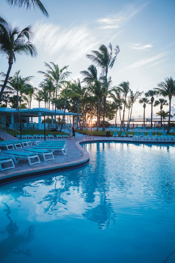 Hotel Riu Plaza Miami Beach — Swimming pool in Miami, Florida