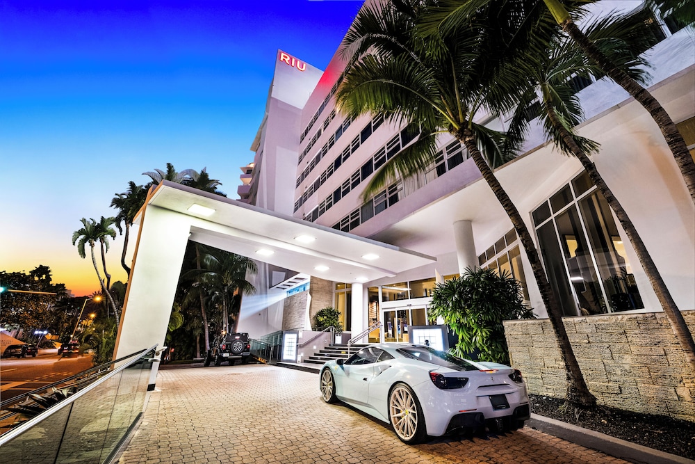 Hotel Riu Plaza Miami Beach — Hotel building in Miami, Florida