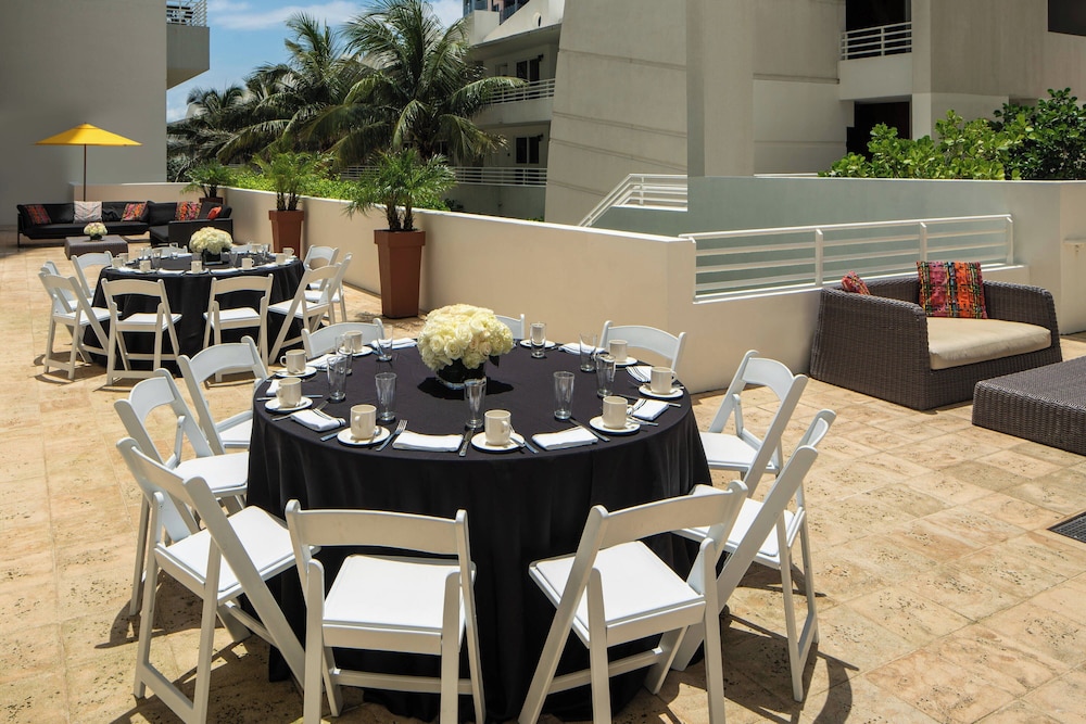 Royal Palm South Beach Miami, a Tribute Portfolio Resort — Hotel building in Miami, Florida