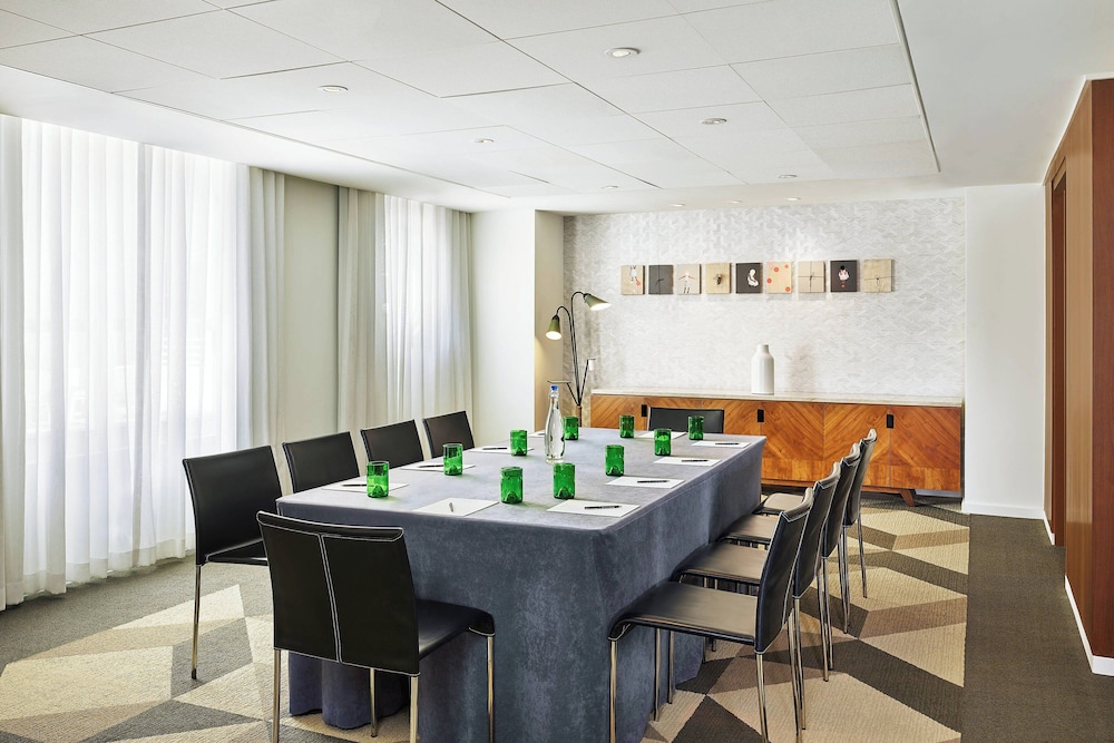 Royal Palm South Beach Miami, a Tribute Portfolio Resort — Hotel building in Miami, Florida