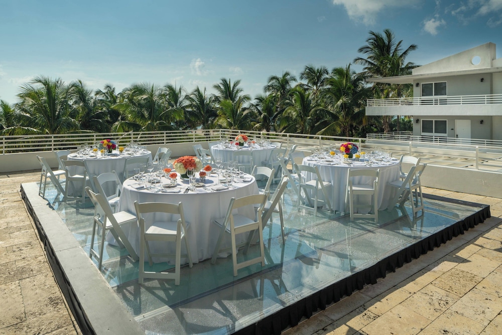 Royal Palm South Beach Miami, a Tribute Portfolio Resort — Hotel building in Miami, Florida