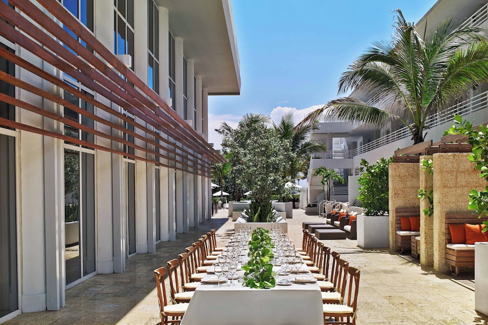 Royal Palm South Beach Miami, a Tribute Portfolio Resort — Hotel building in Miami, Florida