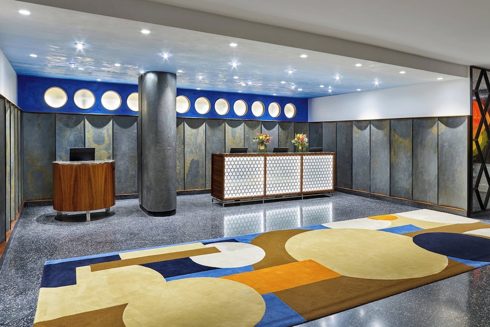 Royal Palm South Beach Miami, a Tribute Portfolio Resort — Hotel building in Miami, Florida