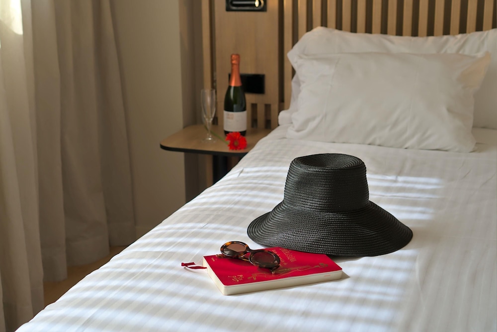 Aparthotel Atenea Barcelona — Hotel rooms in Barcelona, Catalonia