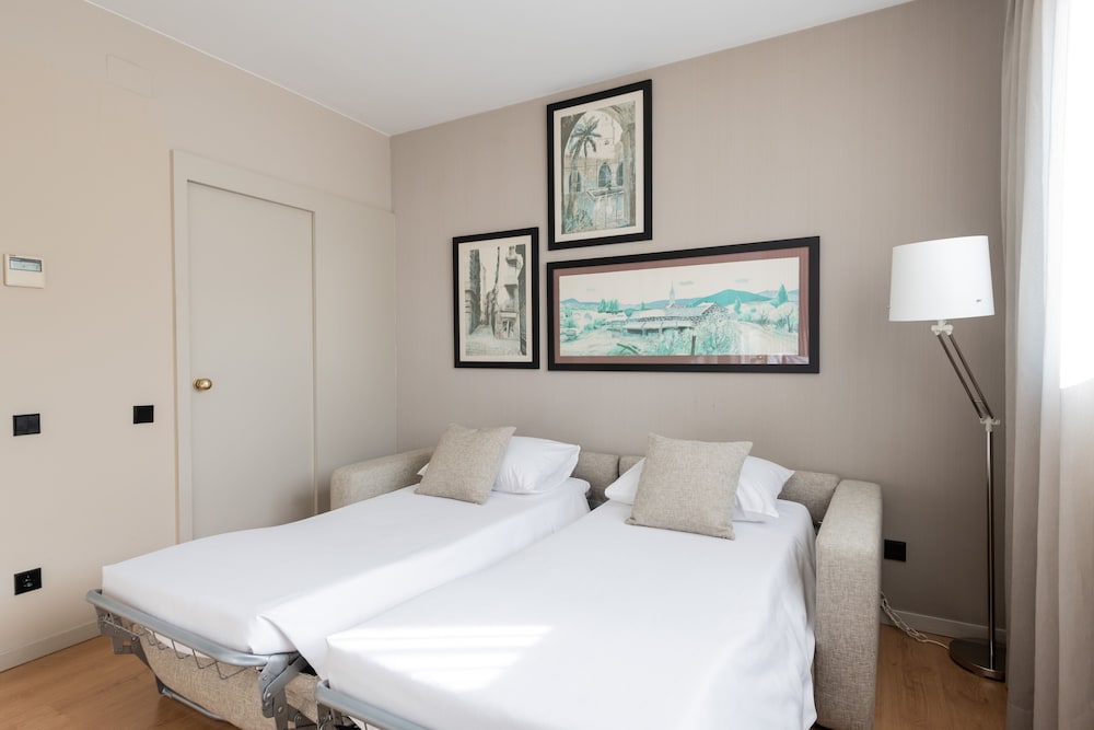 Aparthotel Atenea Barcelona — Hotel rooms in Barcelona, Catalonia