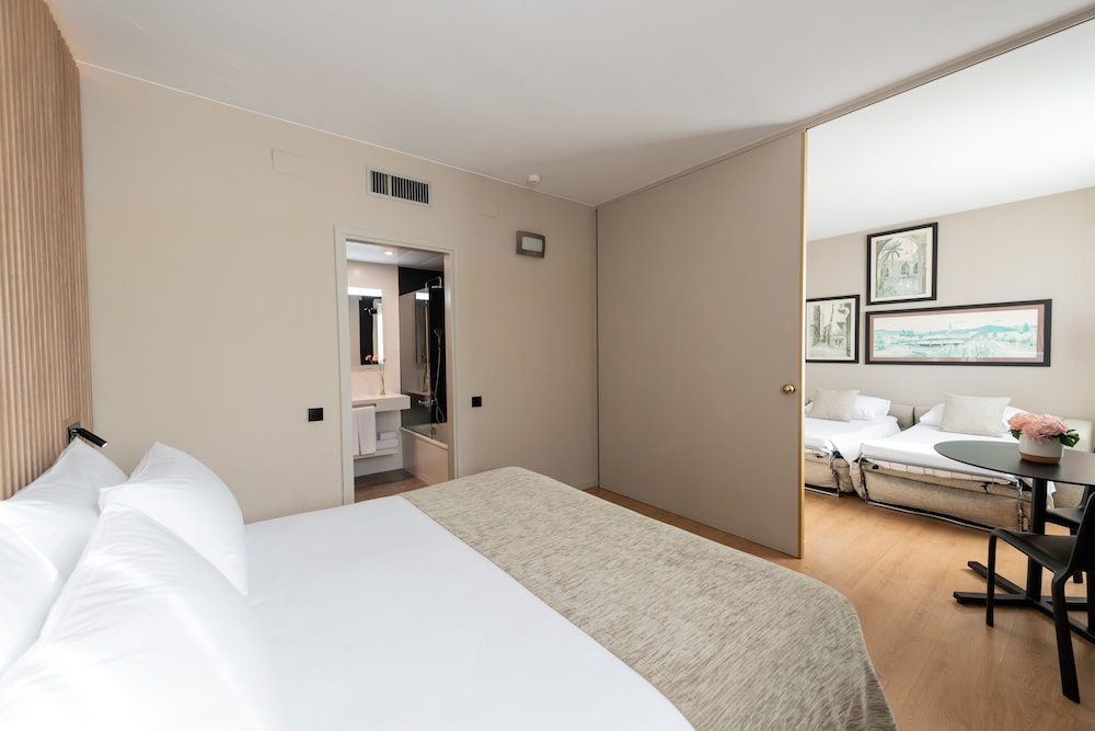 Aparthotel Atenea Barcelona — Hotel rooms in Barcelona, Catalonia