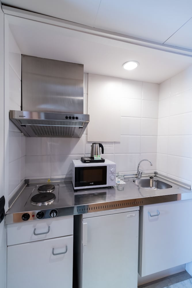 Aparthotel Atenea Barcelona — Hotel rooms in Barcelona, Catalonia