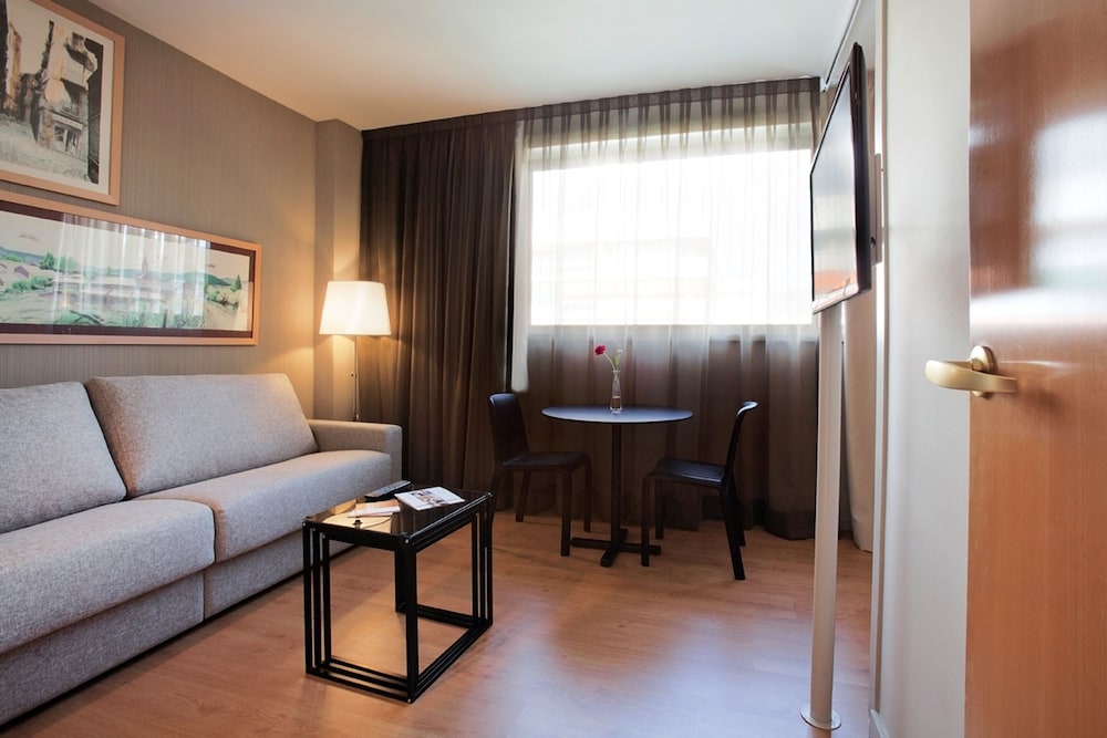 Aparthotel Atenea Barcelona — Hotel rooms in Barcelona, Catalonia