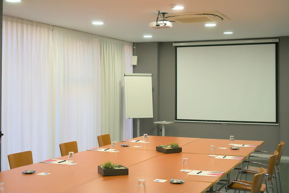 Aparthotel Atenea Barcelona — Hotel building in Barcelona, Catalonia