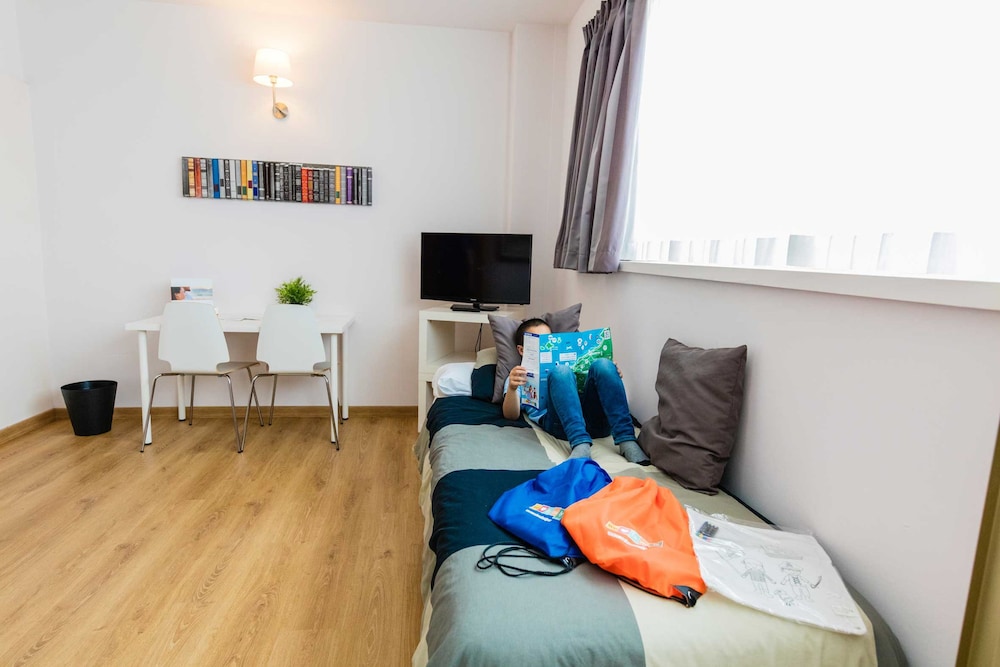 Aparthotel Atenea Barcelona — Hotel rooms in Barcelona, Catalonia