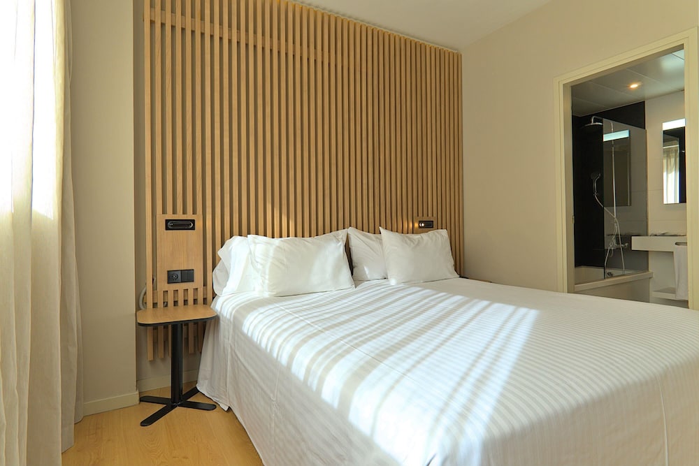Aparthotel Atenea Barcelona — Hotel rooms in Barcelona, Catalonia