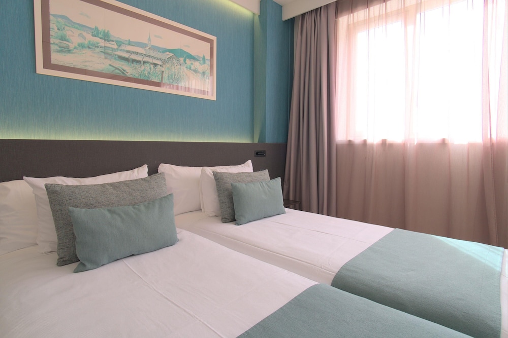 Aparthotel Atenea Barcelona — Hotel rooms in Barcelona, Catalonia