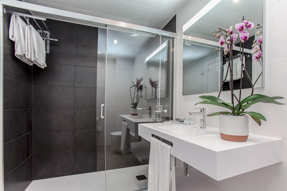 Aparthotel Atenea Barcelona — Hotel rooms in Barcelona, Catalonia