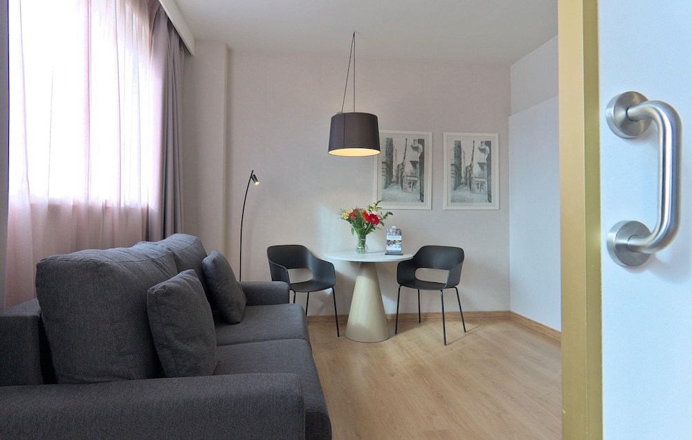Aparthotel Atenea Barcelona — Hotel rooms in Barcelona, Catalonia