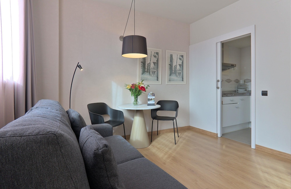 Aparthotel Atenea Barcelona — Hotel rooms in Barcelona, Catalonia
