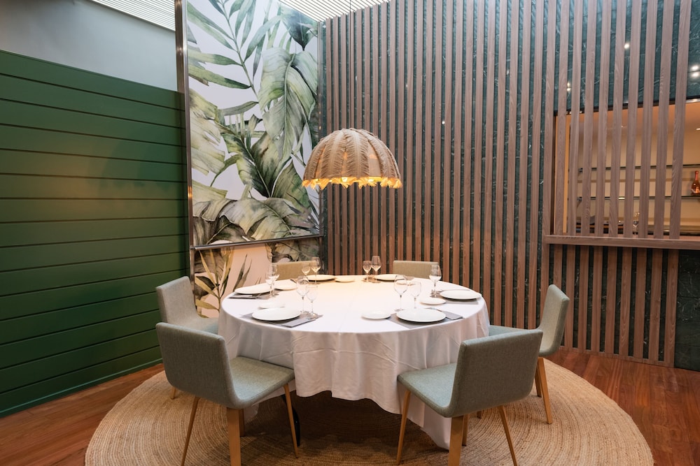 Aparthotel Atenea Barcelona — Restaurant & bars in Barcelona, Catalonia