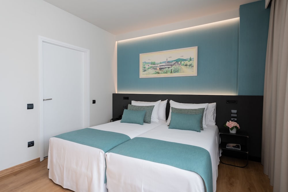 Aparthotel Atenea Barcelona — Hotel rooms in Barcelona, Catalonia