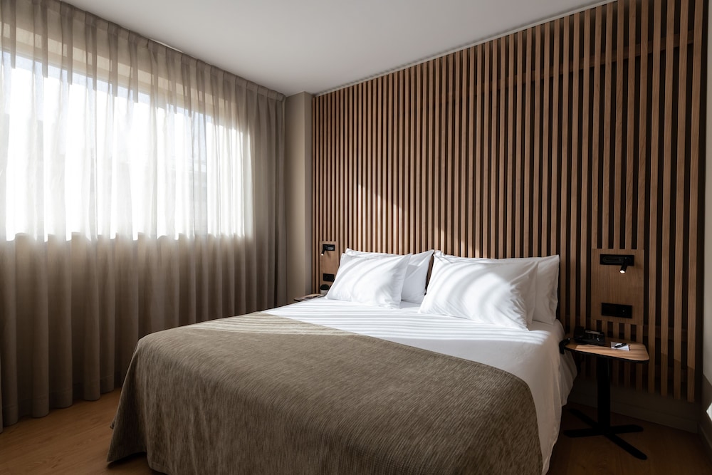 Aparthotel Atenea Barcelona — Hotel rooms in Barcelona, Catalonia
