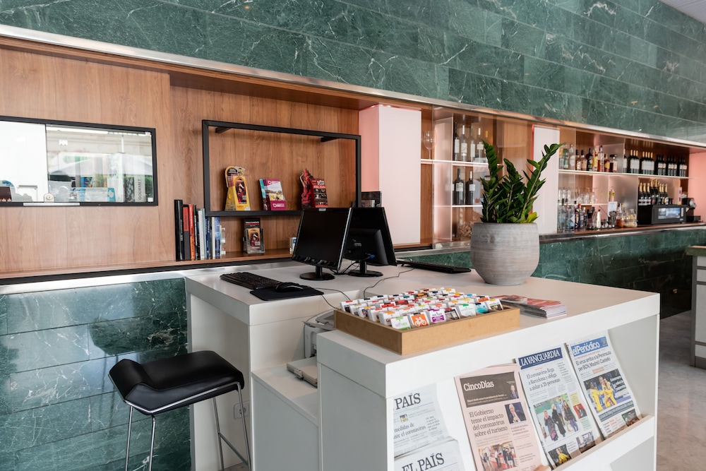 Aparthotel Atenea Barcelona — Hotel building in Barcelona, Catalonia