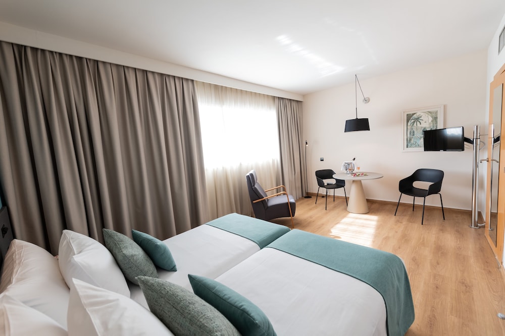 Aparthotel Atenea Barcelona — Hotel rooms in Barcelona, Catalonia