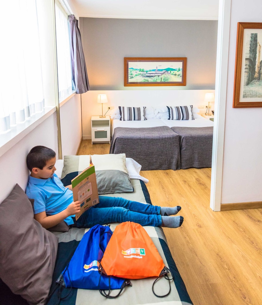 Aparthotel Atenea Barcelona — Hotel rooms in Barcelona, Catalonia