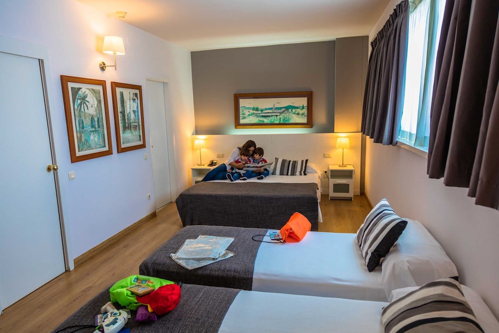 Aparthotel Atenea Barcelona — Hotel rooms in Barcelona, Catalonia