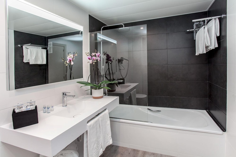Aparthotel Atenea Barcelona — Hotel rooms in Barcelona, Catalonia