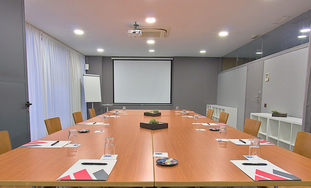 Aparthotel Atenea Barcelona — Hotel building in Barcelona, Catalonia