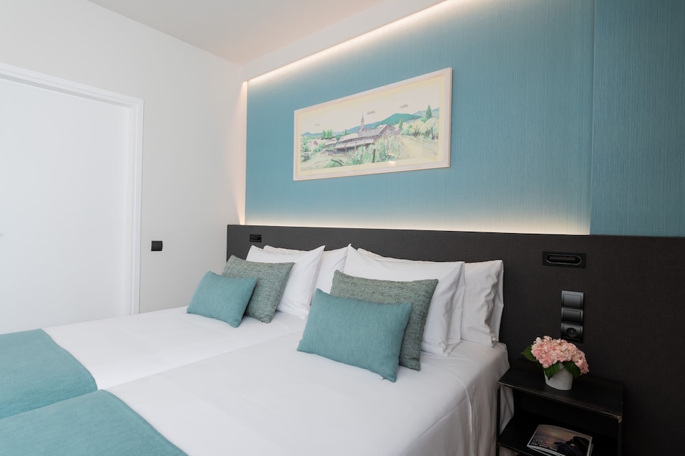 Aparthotel Atenea Barcelona — Hotel rooms in Barcelona, Catalonia