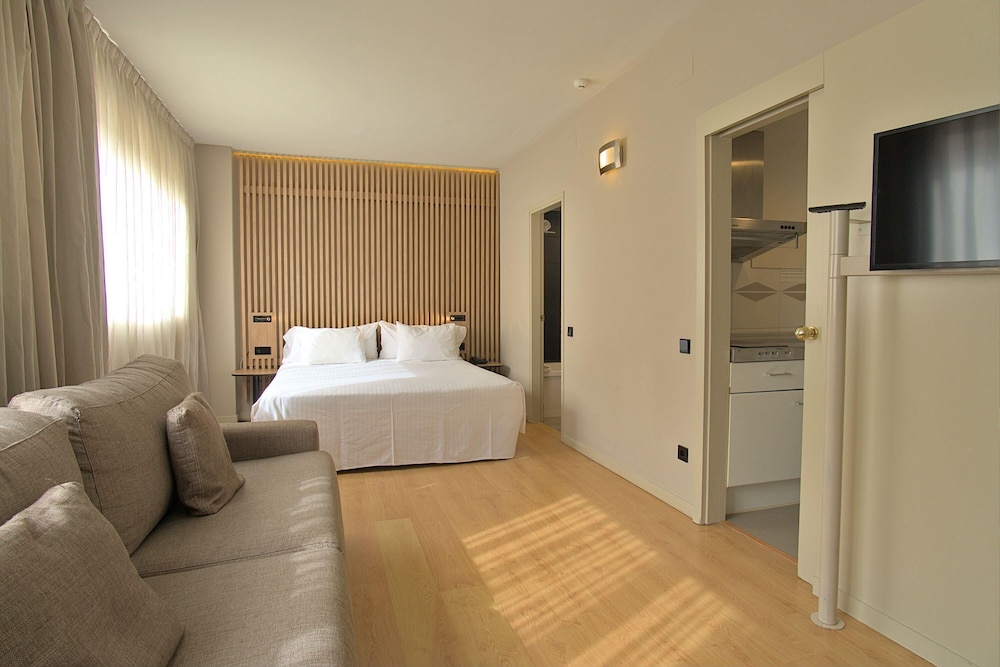 Aparthotel Atenea Barcelona — Hotel rooms in Barcelona, Catalonia