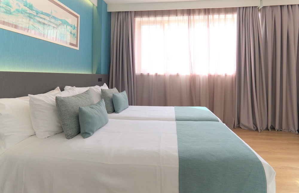 Aparthotel Atenea Barcelona — Hotel rooms in Barcelona, Catalonia