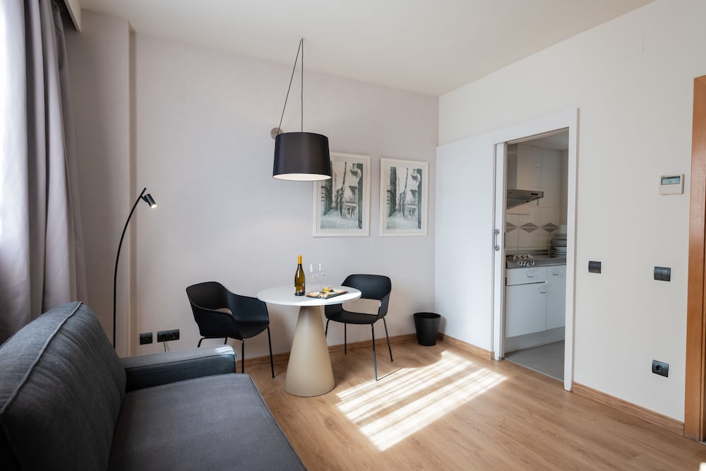 Aparthotel Atenea Barcelona — Hotel rooms in Barcelona, Catalonia