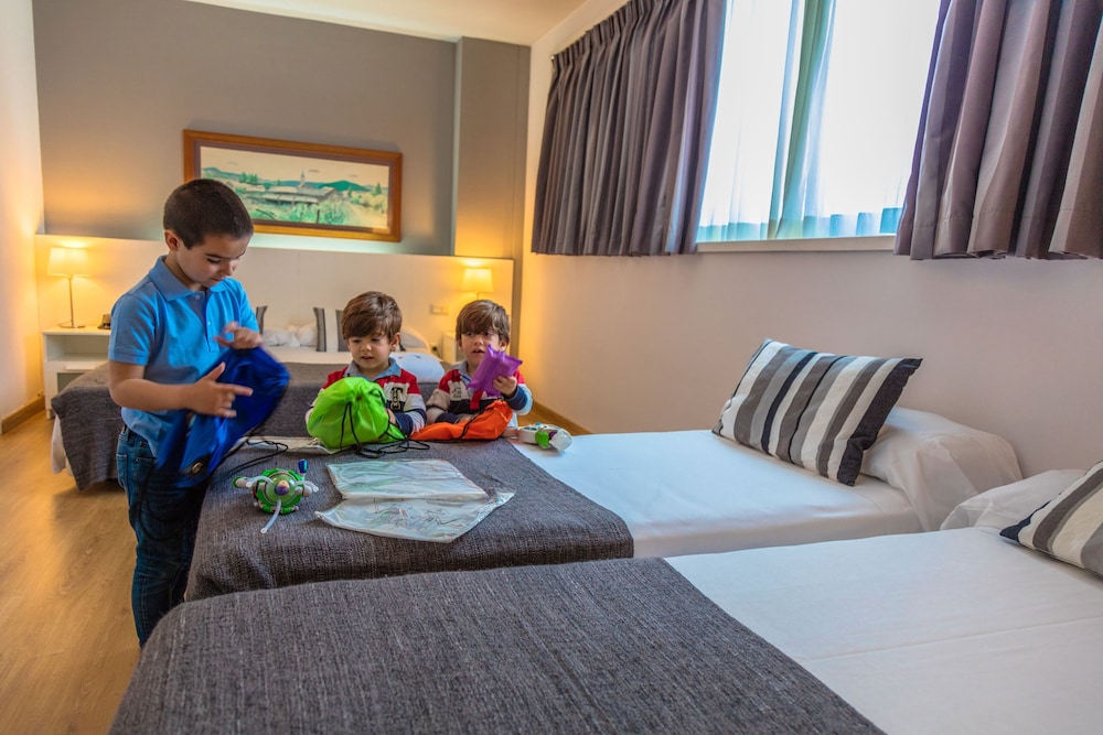 Aparthotel Atenea Barcelona — Hotel rooms in Barcelona, Catalonia