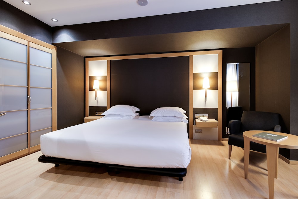 Hotel Barcelona Universal — Hotel rooms in Barcelona, Catalonia