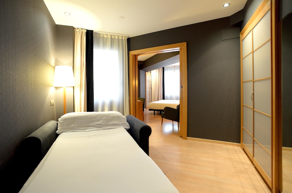 Hotel Barcelona Universal — Hotel rooms in Barcelona, Catalonia