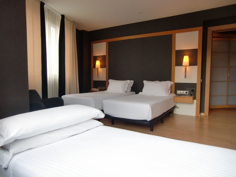 Hotel Barcelona Universal — Hotel rooms in Barcelona, Catalonia