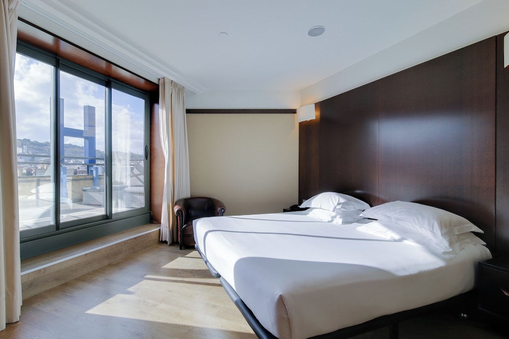 Hotel Barcelona Universal — Hotel rooms in Barcelona, Catalonia
