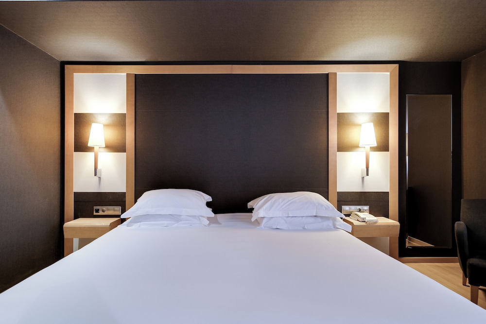 Hotel Barcelona Universal — Hotel rooms in Barcelona, Catalonia